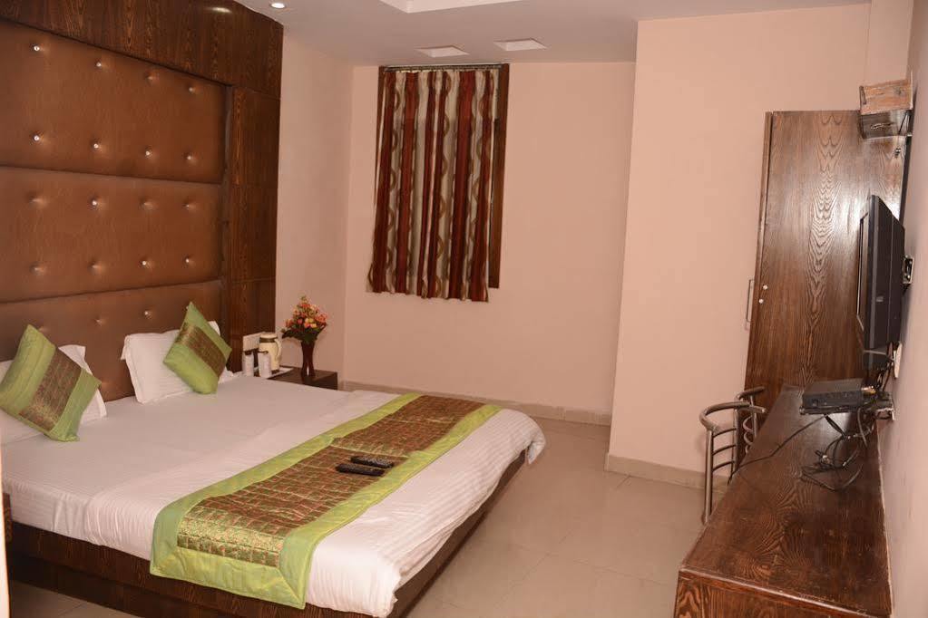 ניו דלהי Oyo 6096 Hotel Maharani Palace מראה חיצוני תמונה